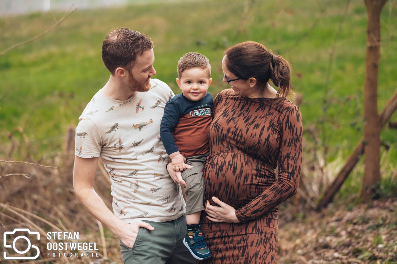 Stefan Oostwegel Fotografie - Zwangerschapsfoto's met jouw gezin buiten