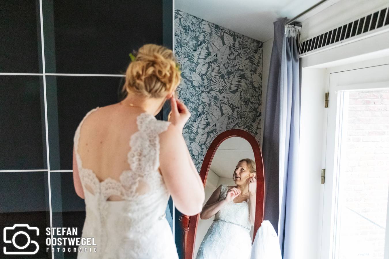 Stefan Oostwegel Fotografie - Aankleden bruid